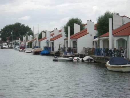 Roermond : Ferienpark Marina Oolderhuuske, Ferienhäuser direkt am Wasser ( Marinas ) mit eigenem Bootsanleger